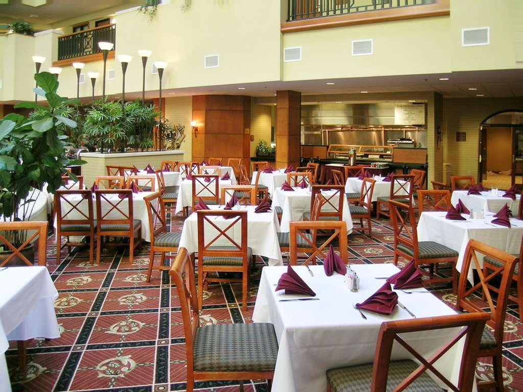 فندق أجنحة إمباسي باي هيلتون أتلانتا-ألفاريتا المطعم الصورة